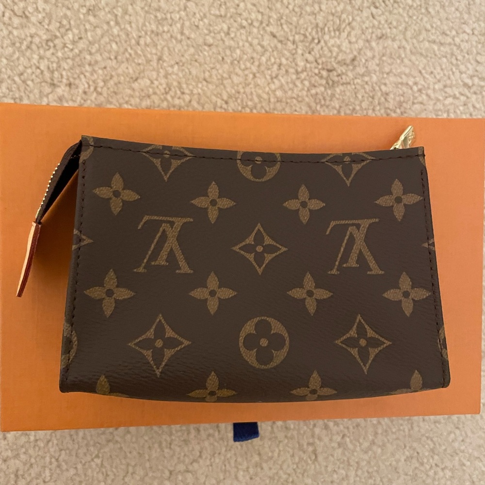 Louis Vuitton Toiletry 15